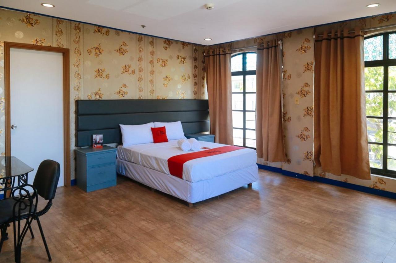 Reddoorz Plus @ Castle Chateau Iloilo Room photo